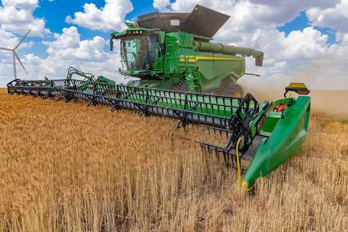 Efficient hydraulic flow and pressure control for agricultural machinery