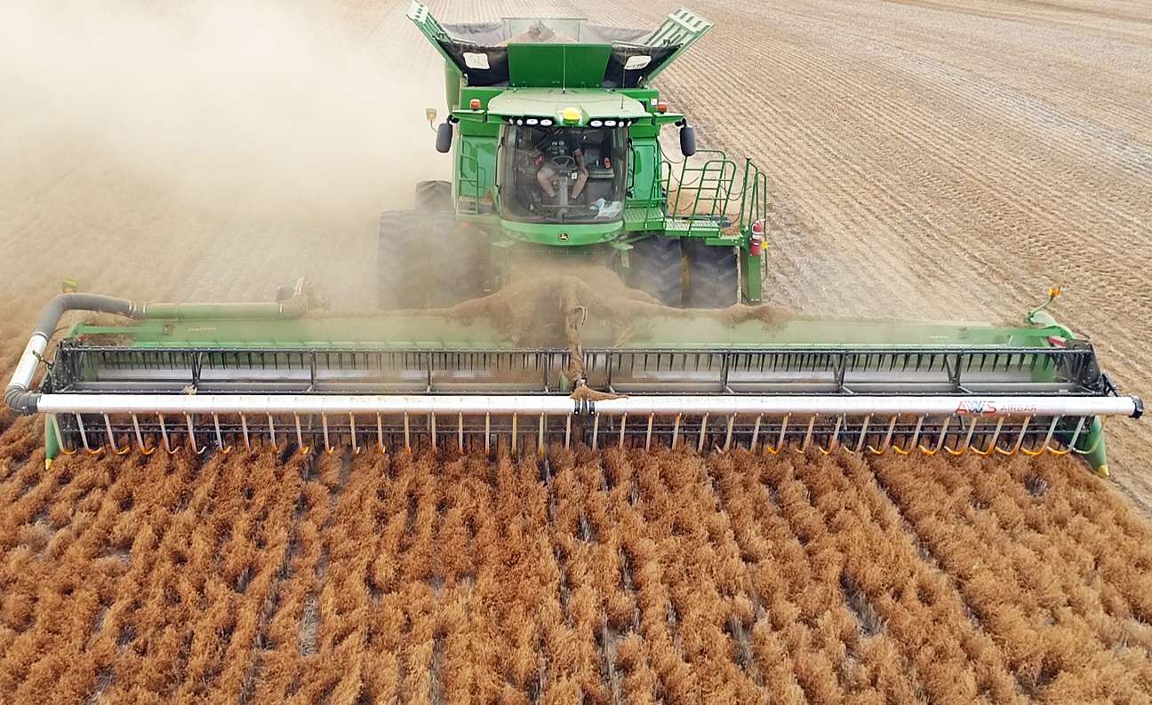 Orbital hydraulic motor powering agricultural harvesting equipment under heavy loads