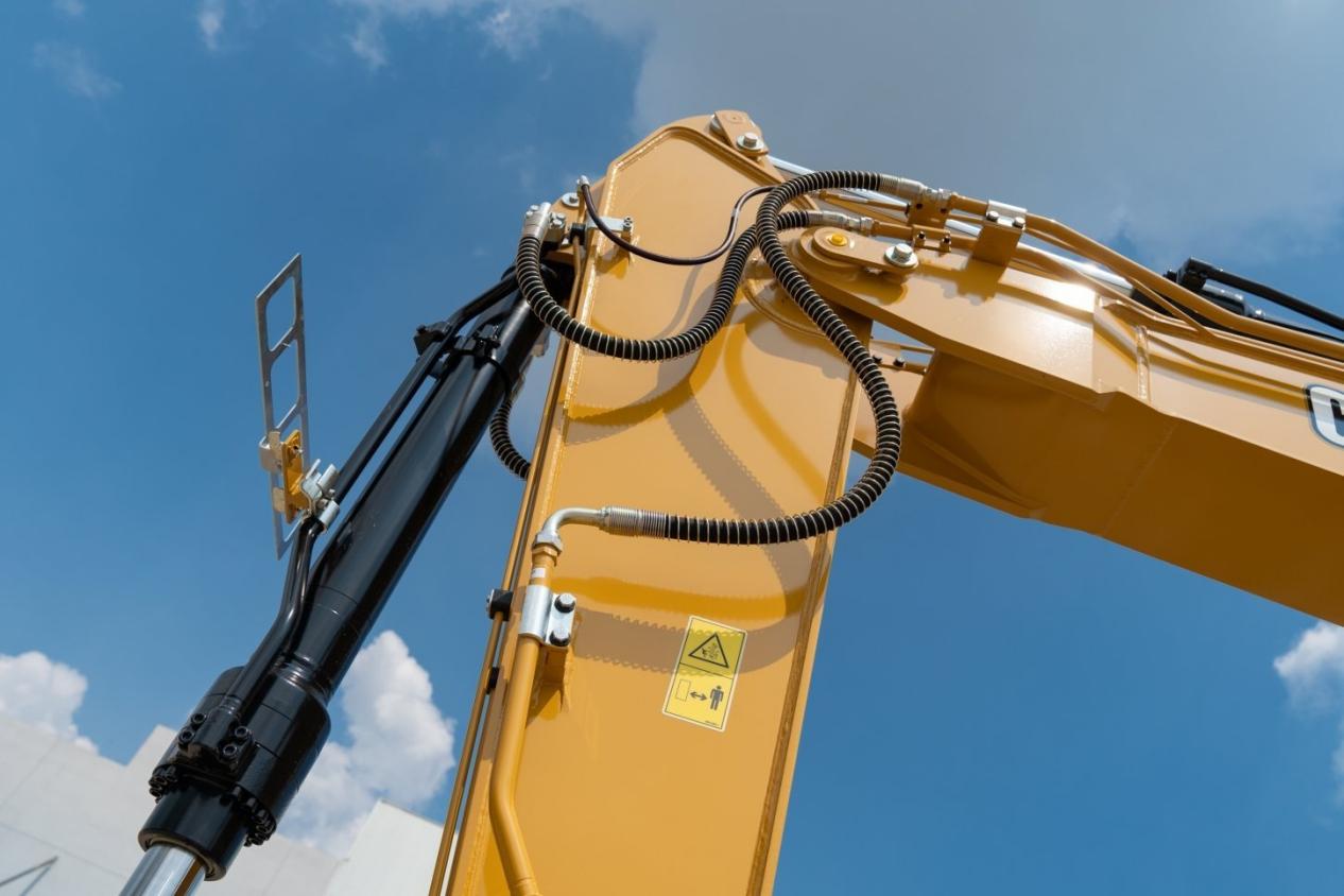 Hydraulic component selection balances pressure, flow, durability, and compatibility